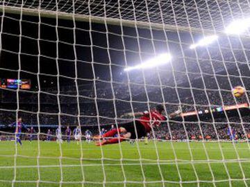 Barcelona's Argentinian forward Lionel Messi (L) shoots a penalty kick to score a goal  during the Spanish league football match FC Barcelona vs CD Leganes at the Camp Nou stadium in Barcelona on February 19, 2017. / AFP PHOTO / Josep Lago
