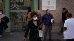 Varias personas con mascarillas, en el Hospital Clínic de Barcelona, a 8 de enero de 2024, en Barcelona, Catalunya (España). La ministra de Sanidad ha propuesto hoy a las CCAA, en el Consejo Interterritorial del Sistema Nacional de Salud, la vuelta de las mascarillas a centros sanitarios y sociosanitarios y farmacias. El consejo se celebra con el fin de "unificar criterios" para el abordaje de "los picos de virus respiratorios" que se han producido en los últimos días en España.
08 ENERO 2024;MASCARILLAS;GRIPE;COVID;CATALUÑA;CATALUNYA
David Zorrakino / Europa Press
08/01/2024