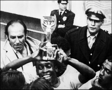 Pelé holds the Jules Rimet Trophy aloft in 1970.