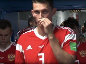 Kutepov sale de vestuarios con la mano en la nariz tras el encuentro de cuartos de final contra Croacia.