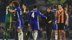 Cesc F&aacute;bregas, saludando a Conte tras un partido del Chelsea.