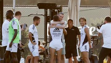 El nuevo delantero de Los Angeles F. C., Gareth Bale, visitó a su exequipo durante el entrenamiento en las instalaciones de la universidad angelina de UCLA. En la foto, el galés abraza a Lucas Vázquez. 
