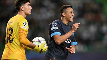 Marseille's Chilean forward Alexis Sanchez (R) celebrates after scoring his team's second goal during the UEFA Champions League 1st round, group D, football match between Sporting CP and Olympique de Marseille at the Jose Alvalade stadium in Lisbon on October 12, 2022. (Photo by PATRICIA DE MELO MOREIRA / AFP)