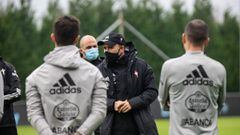 Eduardo Coudet conversa con sus futbolistas al inicio de su primer entrenamiento en A Madroa. 