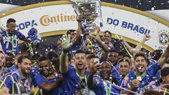 Jugadores de Cruzeiro celebran con el trofeo de campe&oacute;n tras vencer a Flamengo en el partido final de la Copa de Brasil.