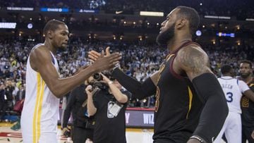 Kevin Durant saluda a LeBron James despu&eacute;s de la victoria de los Warriors sobre los Cavaliers.