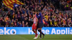BARCELONA, SPAIN - APRIL 06: Diego Costa of Atletico Madrid is spoken to by Gerard Pique of Barcelona as he is sent off during the La Liga match between FC Barcelona and Club Atletico de Madrid at Camp Nou on April 06, 2019 in Barcelona, Spain. (Photo by 