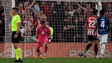 Real Betis' Chilean goalkeeper Claudio Bravo (C) reacts during the Spanish league football match between Athletic Club Bilbao and Real Betis at the San Mames stadium in Bilbao on May 4, 2023. (Photo by ANDER GILLENEA / AFP)