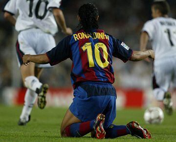 El futbolista brasileño jugó con el Barcelona durante cinco temporadas desde 2003 hasta 2008. Llevó el '10' siempre que vistió la camiseta blaugrana. 