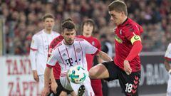 Petersen y Bernat en la lucha por el bal&oacute;n en el juego entre Friburgo y Bayern M&uacute;nich por Bundesliga