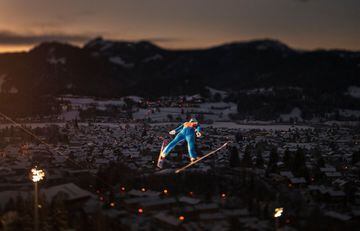 OBERSTDORF, ALEMANIA - 29 DE DICIEMBRE: Antti Aalto de Finlandia vuela sobre la ciudad de Oberstdorf durante su primer salto de competición en el Torneo de las Cuatro Colinas 2020 Oberstdorf el 29 de diciembre de 2020 en Oberstdorf, Alemania.