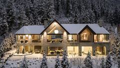 Si hay un sitio en la nieve donde impera el lujo, es Aspen (Colorado, Estados Unidos), donde está un exclusivo resort en el que hay casas como esta lujosa mansión de varios pisos. Con todo tipo de detalles. Allí estuvieron las hermanas Jenner esta Navidad