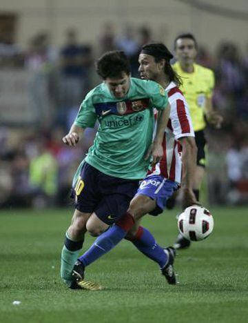 19/09/10. Atlético de Madrid-Barcelona. Ujfalusi lesionó a Messi en una dura entrada al tobillo del argentino.