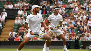 Juan Sebastián Cabal y Robert Farah durante un partido de dobles en Wimbledon.