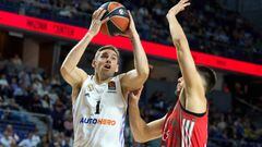 MADRID, SPAIN - OCTOBER 21: Fabien Causeur, #1 of Real Madrid is challenged by Filip Petrusev, #33 of Crvena Zvezda mts Belgrade during the 2022/2023 Turkish Airlines EuroLeague Regular Season Round 4 match between Real Madrid and Crvena Zvezda mts Belgrade at Wizink Center on October 21, 2022 in Madrid, Spain. (Photo by Angel Martinez/Euroleague Basketball via Getty Images)