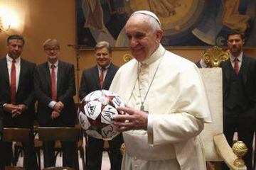 El Papa Francisco con el balón firmado por los jugadores del Bayern.