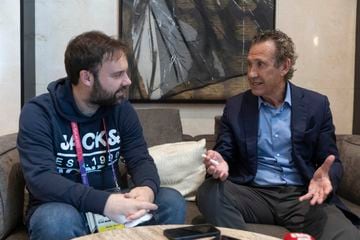 The editor of AS, together with Jorge Valdano.