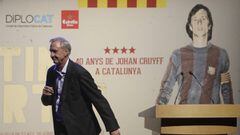 Former soccer player Johan Cruyff from Holland, walks after speaking, at the premiere of The Last Match, a documentary about his 40 year soccer career, in Catalonia, Spain, Barcelona, Monday, Nov. 3, 2014. (AP Photo/Manu Fernandez)