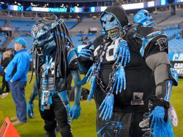 Predator y Skeletor listos para ver a los Carolina Panthers. Ya, si me hubierais preguntado yo también habría dicho que estos dos deberían ser hinchas de los Raiders, pero la NFL nos da estas sorpresas.