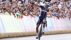 El ciclista franc&eacute;s Julian Alaphilippe celebra su victoria en la prueba en ruta absoluta masculina de los Mundiales de Ciclismo en Ruta de Flandes 2021.