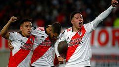 Argentina's River Plate Uruguayan Nicolas De La Cruz (2-R) celebrates with Argentina's River Plate Ezequiel Barco (L), Argentina's River Plate Bruno Zuculini (2-R) and Argentina's River Plate Enzo Fernandez after scoring against Chile's Colo Colo during their Copa Libertadores group stage football match, at the Monumental stadium in Buenos Aires, on May 19, 2022. (Photo by MARCOS BRINDICCI / AFP)