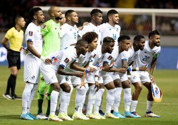 Panamas'team poses for a picture before playing against Costa Rica during their FIFA World Cup Qatar 2022 Concacaf qualifier match at the National Stadium in San Jose, Costa Rica, on January 27, 2022. (Photo by Ezequiel BECERRA / AFP)