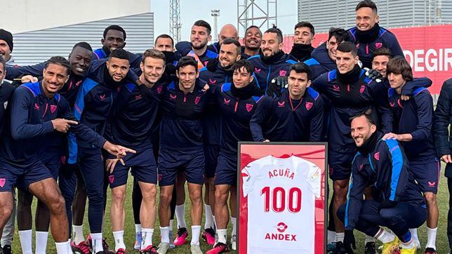 El vestuario sevillista homenajea a Acuña en la intimidad