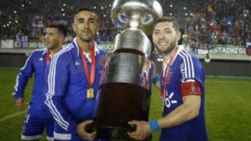 Jos&eacute; Rojas junto a Osvaldo Gonz&aacute;lez con la Supercopa.