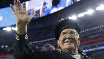 Gil Nadeau, a World War II Navy veteran, waves to the crowd during the game between the Pittsburgh Steelers and Los Angeles Chargers.