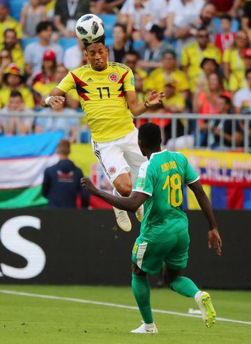 Johan Mojica despeja de cabeza bajo la marca del jugador de Senegal, Ismaila Sarr, durante el partido Senegal-Colombia, del Grupo H del Mundial de Fútbol de Rusia 2018, en el Samara Arena de Samara, Rusia, hoy 28 de junio de 2018 
