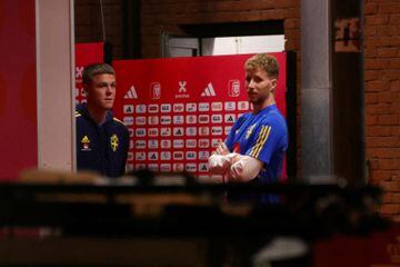 Los futbolistas suecos Samuel Gustafson y Emil Holm esperan indicaciones para abandonar el Estadio Rey Balduino con seguridad.