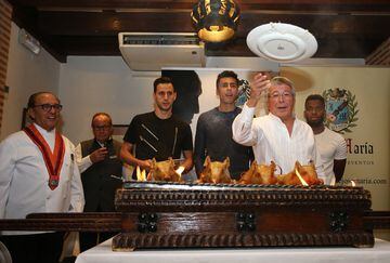 Enrique Cerezo throws the plate with which the roast suckling pig is sliced.