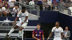 Arlington (United States), 29/07/2023.- Real Madrid Aurelien Tchouameni (L) in action as his teammate David Alaba (R) and Pedri of Barcelona (C) react during the friendly soccer match between FC Barcelona and Real Madrid, in Arlington, Texas, USA, 29 July 2023. (Futbol, Amistoso) EFE/EPA/ADAM DAVIS
