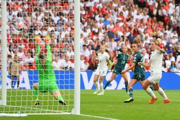 Lina Magull marca el 1-1 para Alemania.

