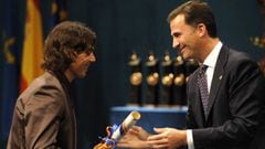 Rafa Nadal recibe de manos del Pr&iacute;ncipe Felipe el Premio Pr&iacute;ncipe de Asturias de los Deportes de 2008.