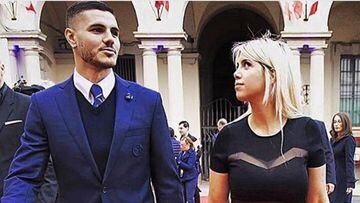 El futbolista Mauro Icardi y su mujer y representante, Wanda Nara, llegando a un evento de la mano y vestidos con ropa elegante.