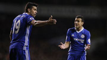 El delantero del Chelsea, Diego Costa, recrimin&aacute;ndole a Pedro no haberle dado un pase.