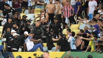 Incidentes de aficionados de Argentina antes del partido contra Brasil en Estadio Maracaná.