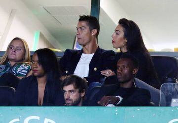 Imagen en la que se ve el presunto anillo de compromiso de Georgina Rodríguez mientras presenciaba con Cristiano Ronaldo el partido Sporting de Lisboa-Tondela.