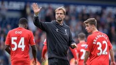 Jürgen Klopp, with academy products Brannagan and Ojo during a game for Liverpool.
