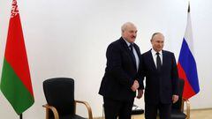 Russia&#039;s President Vladimir Putin (R) shakes hands with Belarus President Alexander Lukashenko during their talks at the engineering building of the technical complex of the Soyuz-2 space rocket complex at the Vostochny Cosmodrome, some 180 km north 