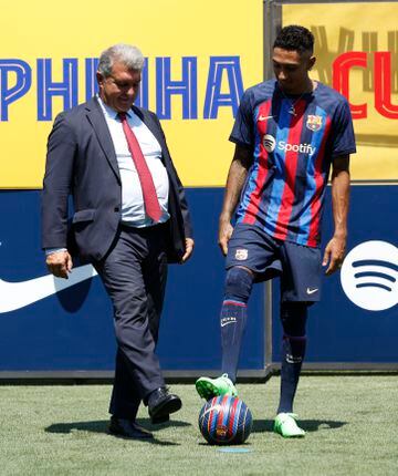 El extremo brasileño ha sido presentado como nuevo jugador del Barcelona junto a Joan Laporta en la Ciutat Esportiva Joan Gamper.