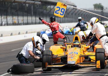 El piloto español Fernando Alonso participa en la última sesión de entrenamientos de las 500 Millas de Indianápolis 