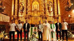 Íñigo, Romo, Alfredo Pérez, Pedro Ortiz, Martija y Tienza, junto a los sacerdotes en La Bien Aparecida.