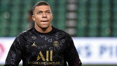 Paris Saint-Germain&#039;s French forward Kylian Mbappe looks on as he warms up before the French L1 football match between FC Nantes and Paris Saint-Germain at the La Beaujoire stadium in Nantes, western France on October 31, 2020. (Photo by Sebastien SA