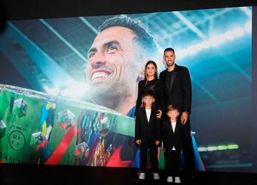 Sergio Busquets junto a su mujer Elena Galera y sus hijos en la alfombra roja del acto de despedida del centrocampista español.