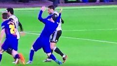 Coquelin, agarrando a Messi.