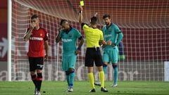MALLORCA, SPAIN - JUNE 13: Arturo Vidal of FC Barcelona is awarded a yellow card during the La Liga match between RCD Mallorca and FC Barcelona at Estadio de Son Moix on June 13, 2020 in Mallorca, Spain. (Photo by David Ramos/Getty Images)