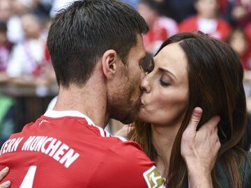 BRU. Munich (Germany), 20/05/2017.- Bayern Munich&#039;s Xabi Alonso kisses his wife Nagore Aramburu (R) after their very final German Bundesliga soccer match between FC Bayern Munich and SC Freiburg in Munich, Germany, 20 May 2017. (Alemania) EFE/EPA/CHRISTIAN BRUNA (ATTENTION: Due to the accreditation guidelines, the DFL only permits the publication and utilisation of up to 15 pictures per match on the internet and in online media during the match.)