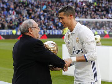 Gento presents Cristiano Ronaldo with the Ballon d'Or. January 2017.
